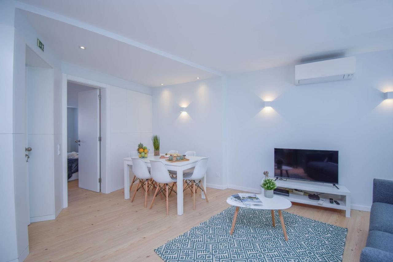Central & Stylish 2 Bedroom Apartment W/ Balcony Cascais Esterno foto